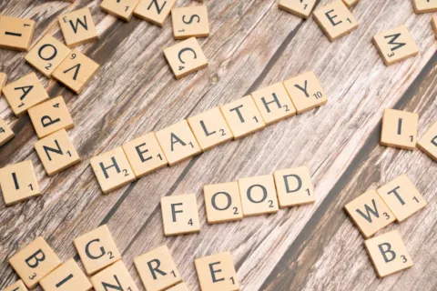 Pilihan makanan bergizi untuk tubuh berisi sayuran segar dan protein sehat