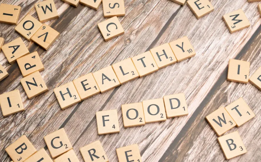 Pilihan makanan bergizi untuk tubuh berisi sayuran segar dan protein sehat