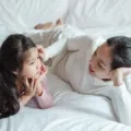 Orang tua sedang menerapkan komunikasi positif dengan anak di rumah yang hangat