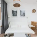 Pilihan furnitur multifungsi seperti sofa bed dan meja lipat untuk menghemat ruang di rumah kecil minimalis