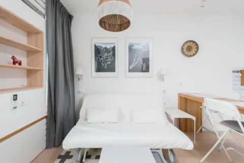 Pilihan furnitur multifungsi seperti sofa bed dan meja lipat untuk menghemat ruang di rumah kecil minimalis