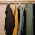 Deretan pakaian santai minimalis berbahan katun dan linen yang praktis dan nyaman untuk sehari-hari