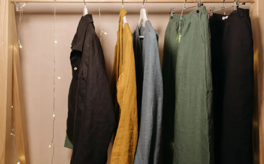 Deretan pakaian santai minimalis berbahan katun dan linen yang praktis dan nyaman untuk sehari-hari