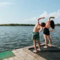 Seseorang sedang meregangkan badan dan menyiapkan air minum untuk menjaga kebugaran tubuh