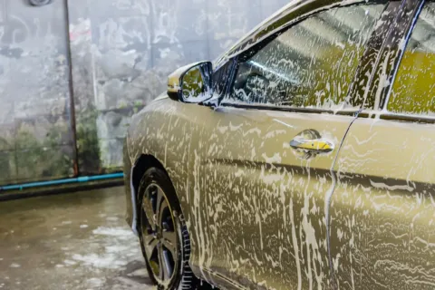 Tips merawat mobil agar tetap bersih kinclong dengan mencuci bodi dan membersihkan kabin