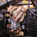Mekanik sedang menerapkan tips merawat motor agar awet pada komponen mesin