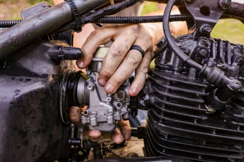 Mekanik sedang menerapkan tips merawat motor agar awet pada komponen mesin