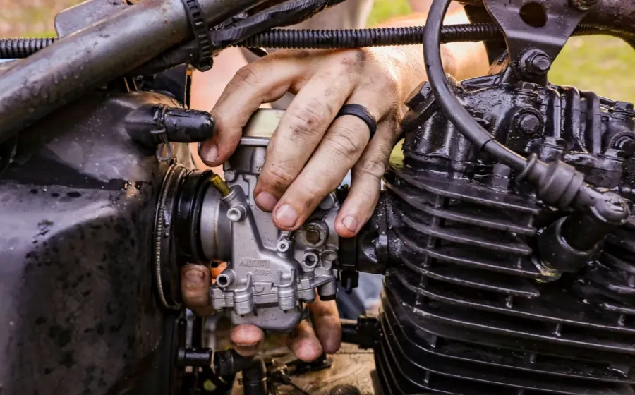 Mekanik sedang menerapkan tips merawat motor agar awet pada komponen mesin