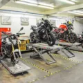 Mekanik sedang memeriksa kondisi mesin sebagai tips merawat motor agar lebih awet