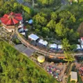 Keluarga sedang piknik santai menikmati wisata murah dan nyaman untuk keluarga di Yogyakarta