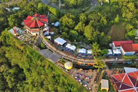 Keluarga sedang piknik santai menikmati wisata murah dan nyaman untuk keluarga di Yogyakarta