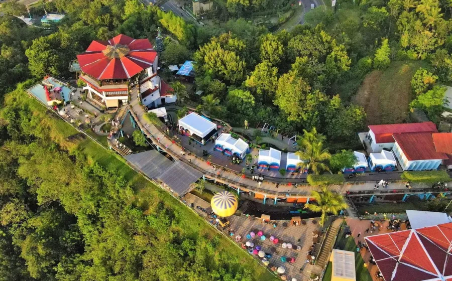Keluarga sedang piknik santai menikmati wisata murah dan nyaman untuk keluarga di Yogyakarta