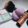 Aplikasi blush cream pada pipi untuk rona alami segar