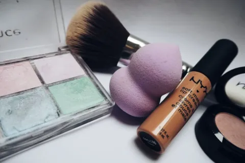 Aplikasi blush cream pada pipi untuk rona alami segar