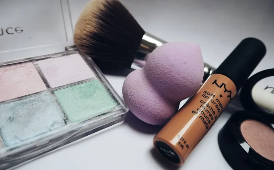 Aplikasi blush cream pada pipi untuk rona alami segar
