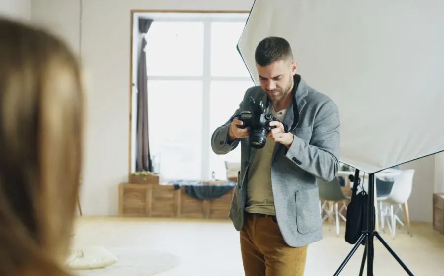 Fotografer profesional sedang memotret dengan kamera mirrorless dalam proses membangun usaha jasa fotografi