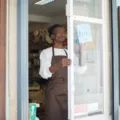 Pemilik bisnis kuliner rumahan mencatat keuangan operasional sebagai bagian dari cara membangun usaha yang sukses