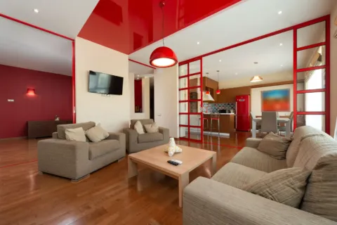 Penataan furnitur rumah yang sesuai dengan sofa minimalis dan meja kayu fungsional di ruang tamu lapang