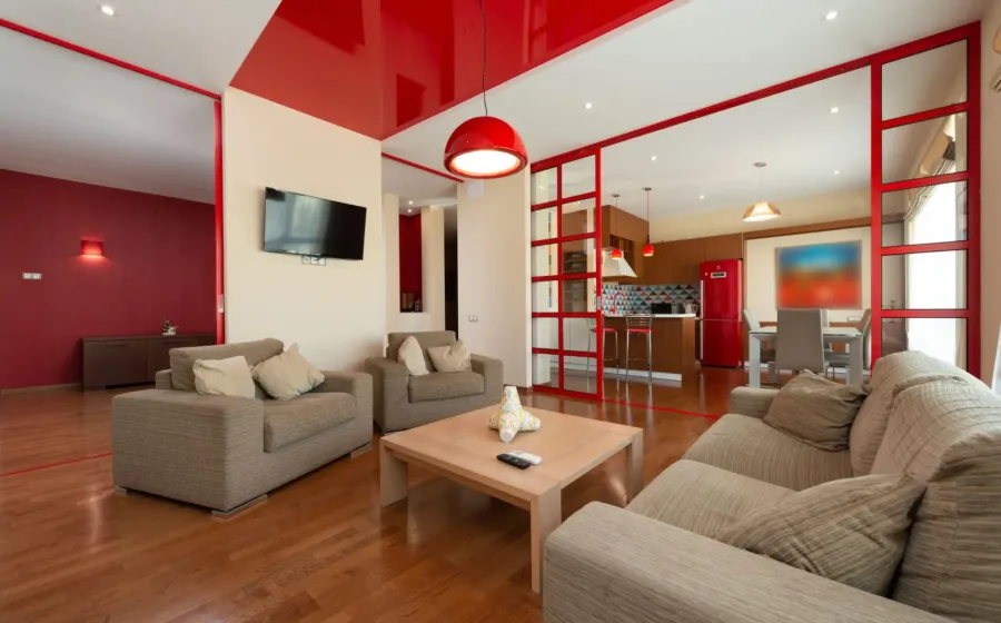 Penataan furnitur rumah yang sesuai dengan sofa minimalis dan meja kayu fungsional di ruang tamu lapang
