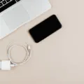 Seseorang sedang menerapkan cara memilih gadget untuk aktivitas kerja dengan laptop ringkas di kafe
