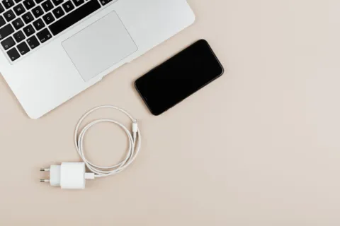Seseorang sedang menerapkan cara memilih gadget untuk aktivitas kerja dengan laptop ringkas di kafe
