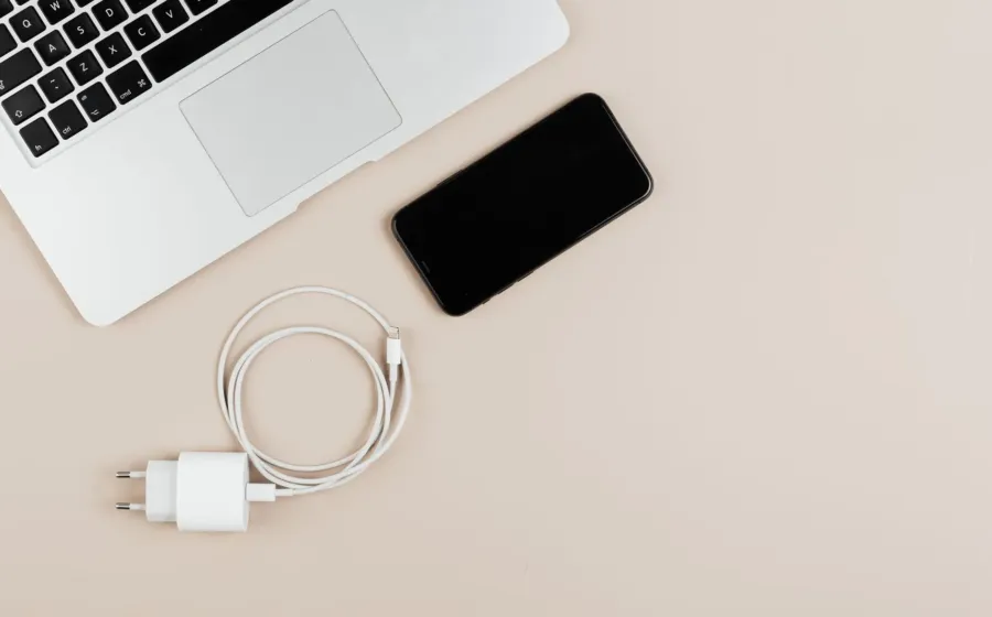 Seseorang sedang menerapkan cara memilih gadget untuk aktivitas kerja dengan laptop ringkas di kafe