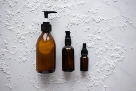 Deretan produk pelembap dan tabir surya untuk cara memilih skincare harian yang aman