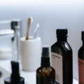Panduan cara memilih skincare untuk pemakaian rutin harian yang aman bagi kulit sensitif