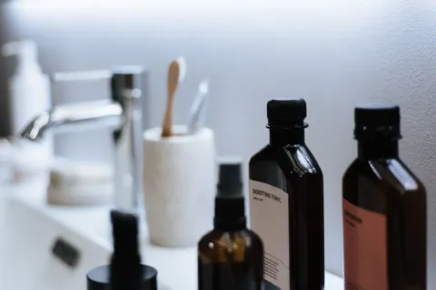 Panduan cara memilih skincare untuk pemakaian rutin harian yang aman bagi kulit sensitif