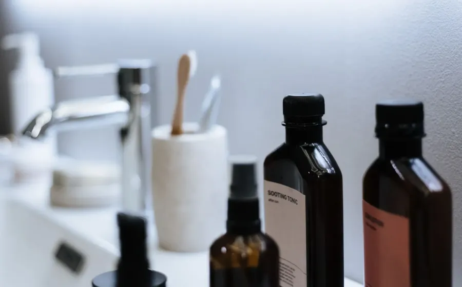 Panduan cara memilih skincare untuk pemakaian rutin harian yang aman bagi kulit sensitif