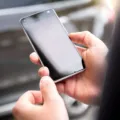 Seseorang sedang menggunakan smartphone fungsional untuk kebutuhan harian
