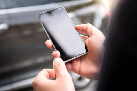 Seseorang sedang menggunakan smartphone fungsional untuk kebutuhan harian