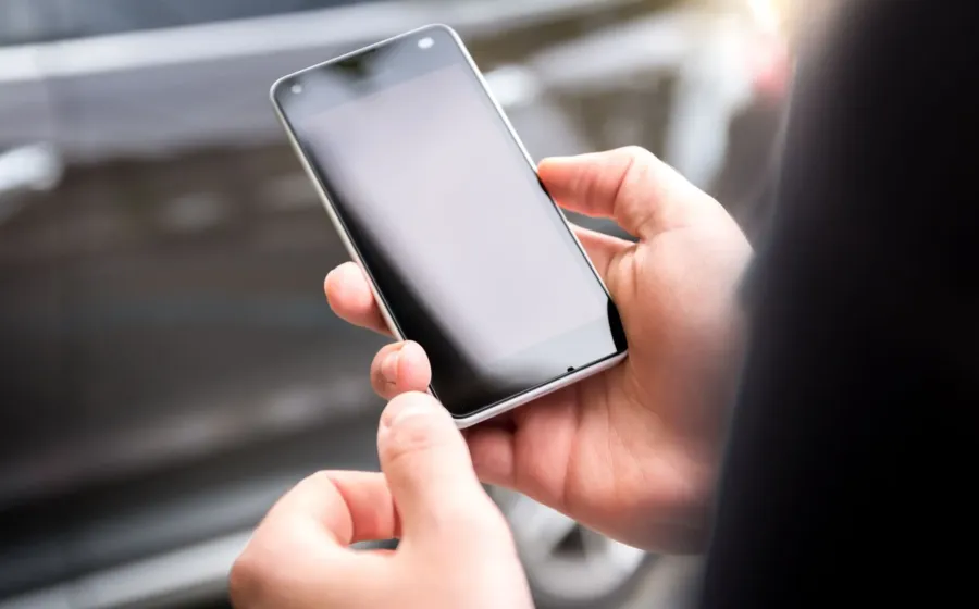 Seseorang sedang menggunakan smartphone fungsional untuk kebutuhan harian