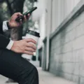 Seseorang menggunakan smartphone untuk kerja sambil memeriksa dokumen dan aplikasi kantor