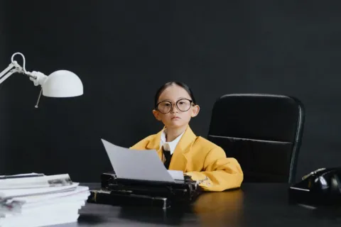Anak-anak sedang melakukan permainan peran profesi dokter dan pasien di rumah