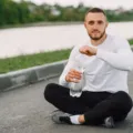 Piring berisi makanan gizi seimbang dan botol air minum untuk gaya hidup lebih sehat