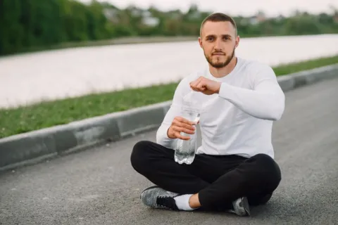 Piring berisi makanan gizi seimbang dan botol air minum untuk gaya hidup lebih sehat