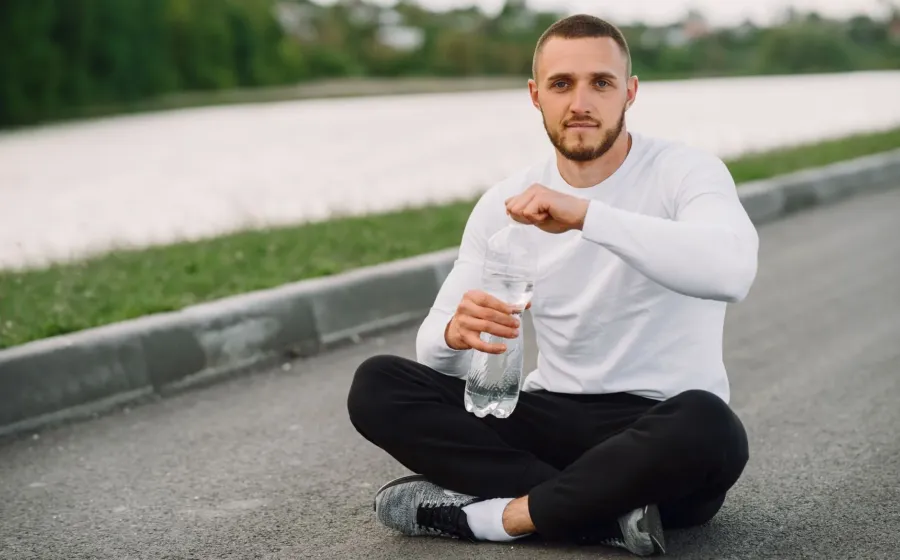 Piring berisi makanan gizi seimbang dan botol air minum untuk gaya hidup lebih sehat