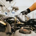 Mekanik sedang merawat mesin mobil agar kendaraan tetap awet dan aman dikendarai