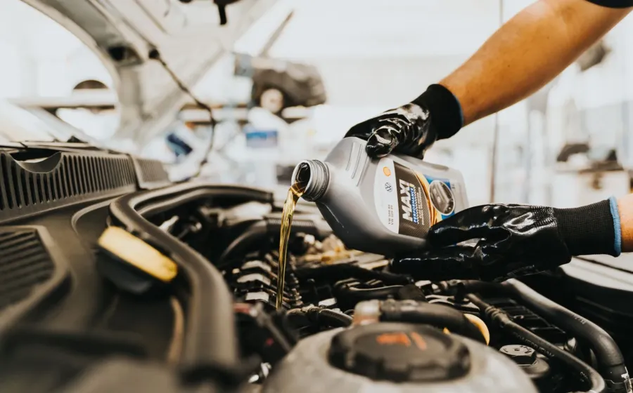 Mekanik sedang merawat mesin mobil agar kendaraan tetap awet dan aman dikendarai