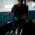 Mekanik sedang memelihara dan memeriksa mesin sebagai bagian dari cara merawat kendaraan secara berkala