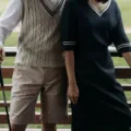 Inspirasi gaya berpakaian preppy yang memadukan kemeja berkerah rapi dengan celana chino dan sepatu loafers