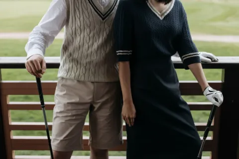 Inspirasi gaya berpakaian preppy yang memadukan kemeja berkerah rapi dengan celana chino dan sepatu loafers