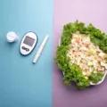 Seseorang sedang menyiapkan makanan sehat berprotein dan sayuran untuk menjaga kadar gula darah stabil