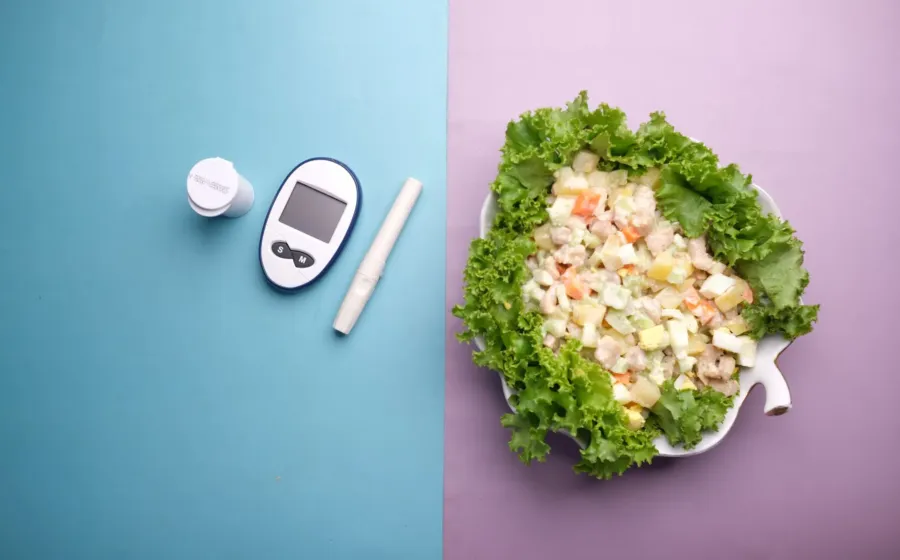 Seseorang sedang menyiapkan makanan sehat berprotein dan sayuran untuk menjaga kadar gula darah stabil