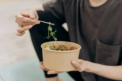 Sepiring makanan bergizi seimbang untuk mendukung kebiasaan menjaga nafsu makan sehat