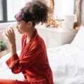 Cara menjaga kesehatan tubuh dengan kebiasaan minum air putih dan pola tidur teratur