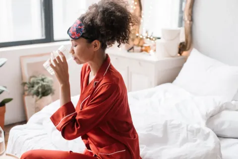 Cara menjaga kesehatan tubuh dengan kebiasaan minum air putih dan pola tidur teratur