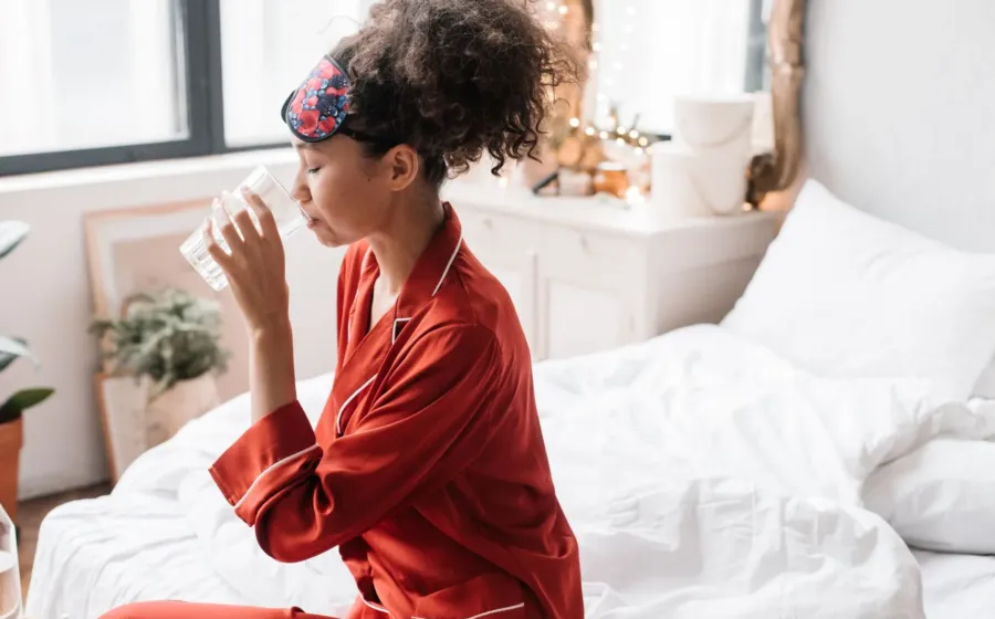 Cara menjaga kesehatan tubuh dengan kebiasaan minum air putih dan pola tidur teratur