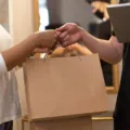 Tumpukan kantong belanja dan paket siap kirim untuk usaha jasa titip